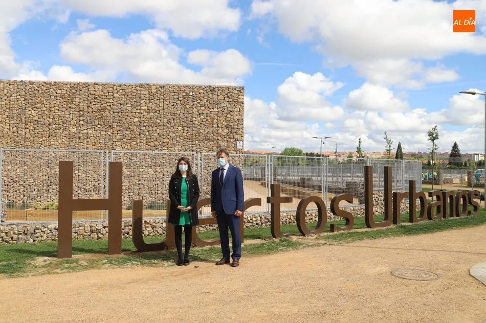 El alcalde de Salamanca, Carlos García Carbayo, y la concejal de Medio Ambiente, Miryam Rodríguez, en los Huertos Urbanos. Foto de Lydia González