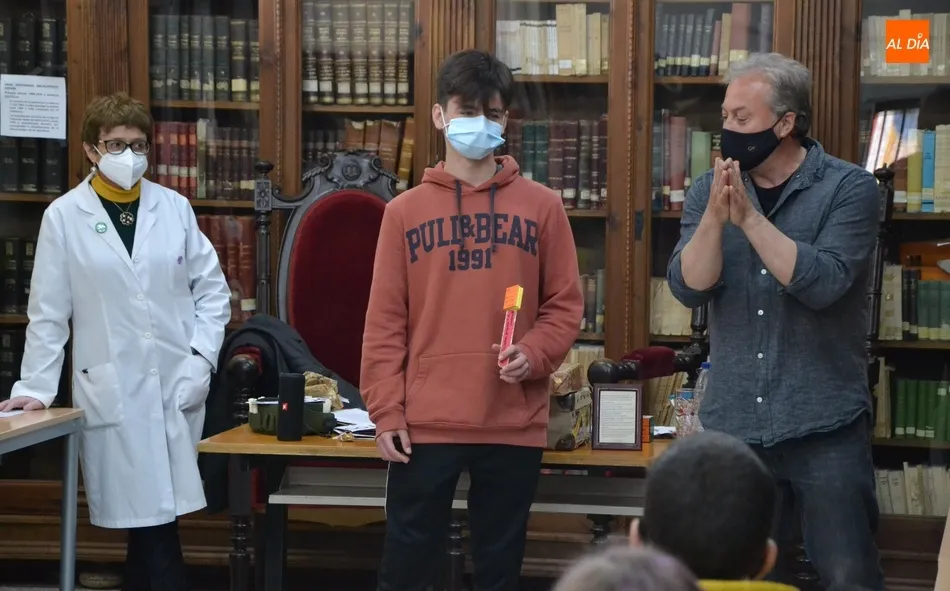 Raúl Vacas aparece a la derecha y el ganador del Concurso de Marcapáginas en el centro