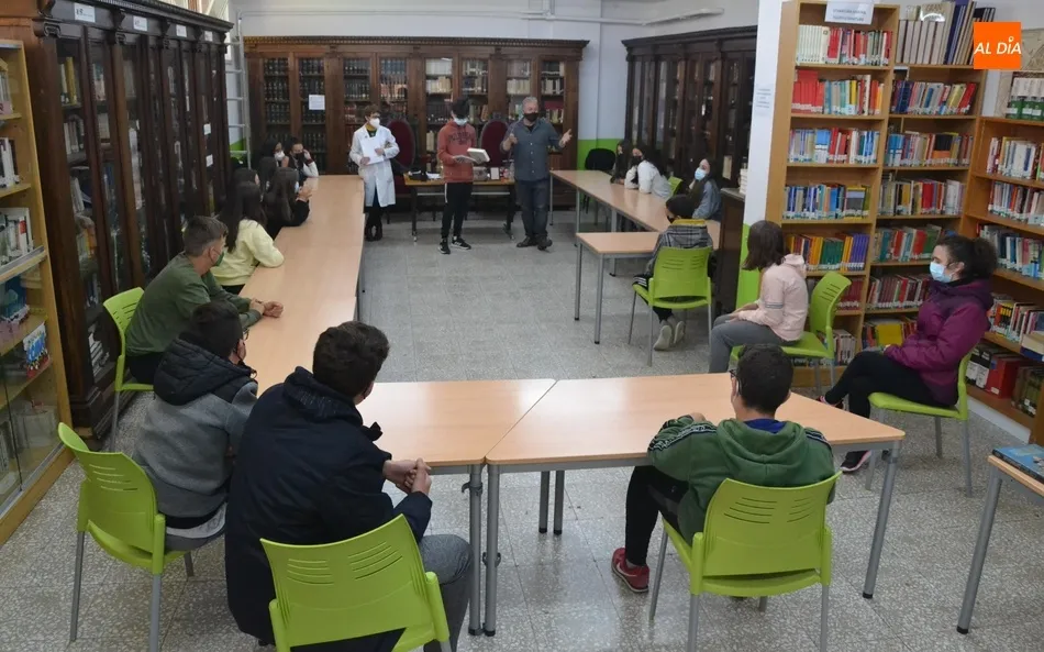 Foto 9 - El IES Fray Diego Tadeo recibe la visita del poeta Ra&uacute;l Vacas  