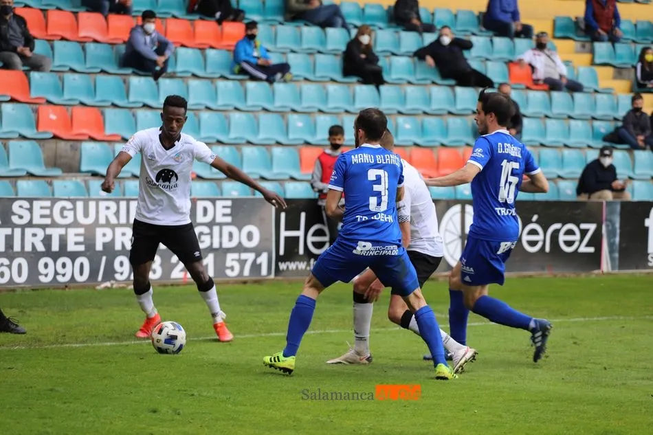 Anderson Arroyo, pegado a la banda del Helmántico