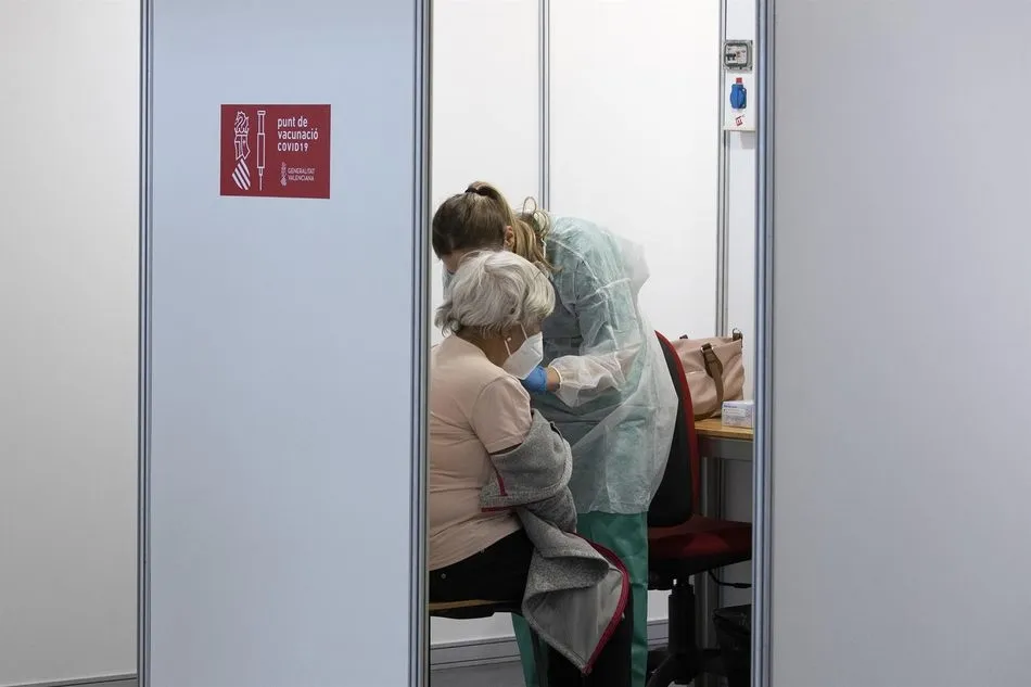 Una sanitaria vacuna a una mujer. Foto: EP