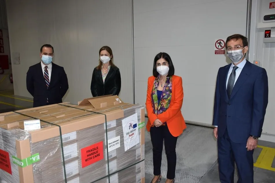 La Ministra de Sanidad, Carolina Darias, junto a la directora de la AEMPS, María Jesús Lamas, ha recibido las primeras 146.000 dosis De Janssen. Foto: EP