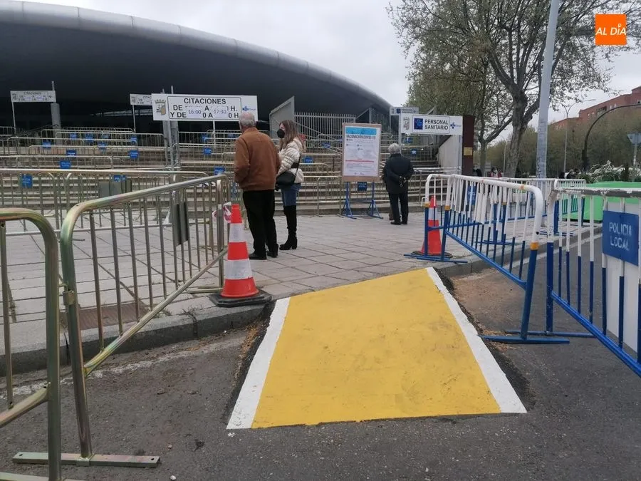 Foto 3 - Nueva jornada de colas en los accesos al Multiusos para la vacunaci&oacute;n de personas de 73 a 71 a&ntilde;os