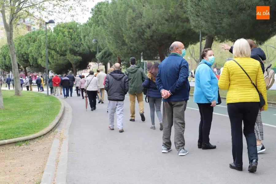 Foto 11 - Nueva jornada de colas en los accesos al Multiusos para la vacunaci&oacute;n de personas de 73 a 71 a&ntilde;os