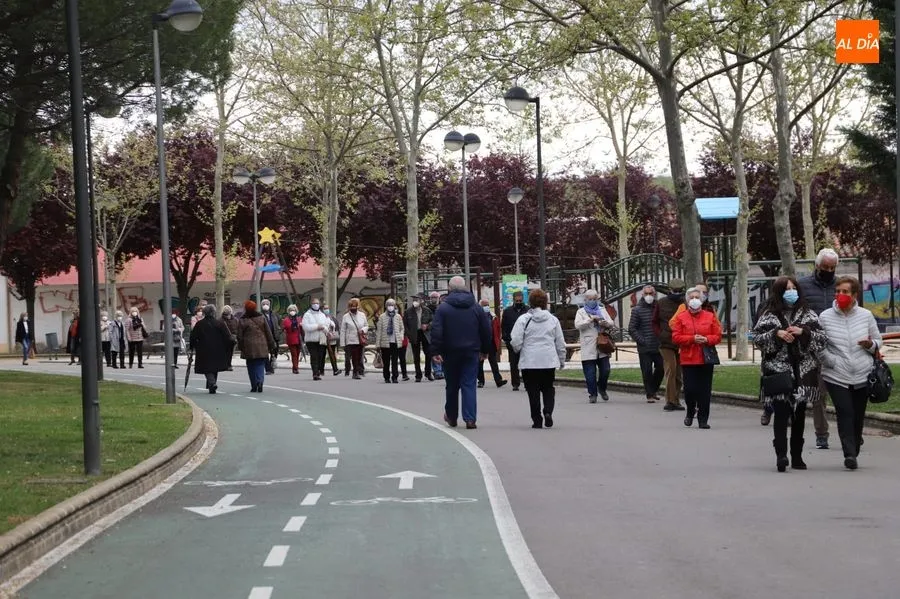 Foto 10 - Nueva jornada de colas en los accesos al Multiusos para la vacunaci&oacute;n de personas de 73 a 71 a&ntilde;os