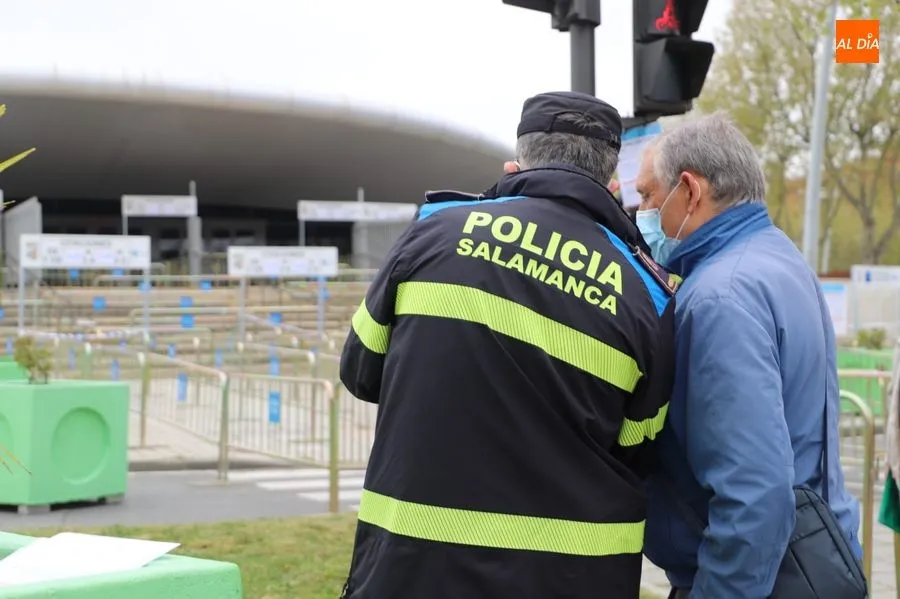 Foto 8 - Nueva jornada de colas en los accesos al Multiusos para la vacunaci&oacute;n de personas de 73 a 71 a&ntilde;os