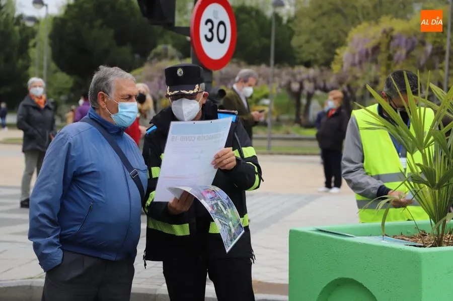 Foto 7 - Nueva jornada de colas en los accesos al Multiusos para la vacunaci&oacute;n de personas de 73 a 71 a&ntilde;os