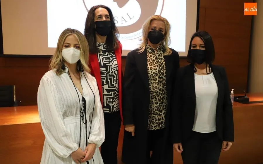 Paula Romero, presidenta de CESAL, la Asociación de Empresarios de Centros de Estética de Salamanca, a la derecha, junto al resto de su directiva. Foto de Lydia González