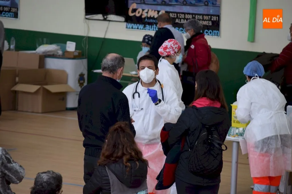 Foto 2 - Nueva jornada de vacunaci&oacute;n en Alba de Tormes con&nbsp;1.218 vacunados entre las&nbsp;personas nacidas...