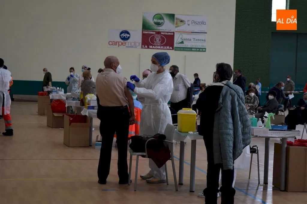 Foto 9 - Nueva jornada de vacunaci&oacute;n en Alba de Tormes con&nbsp;1.218 vacunados entre las&nbsp;personas nacidas...