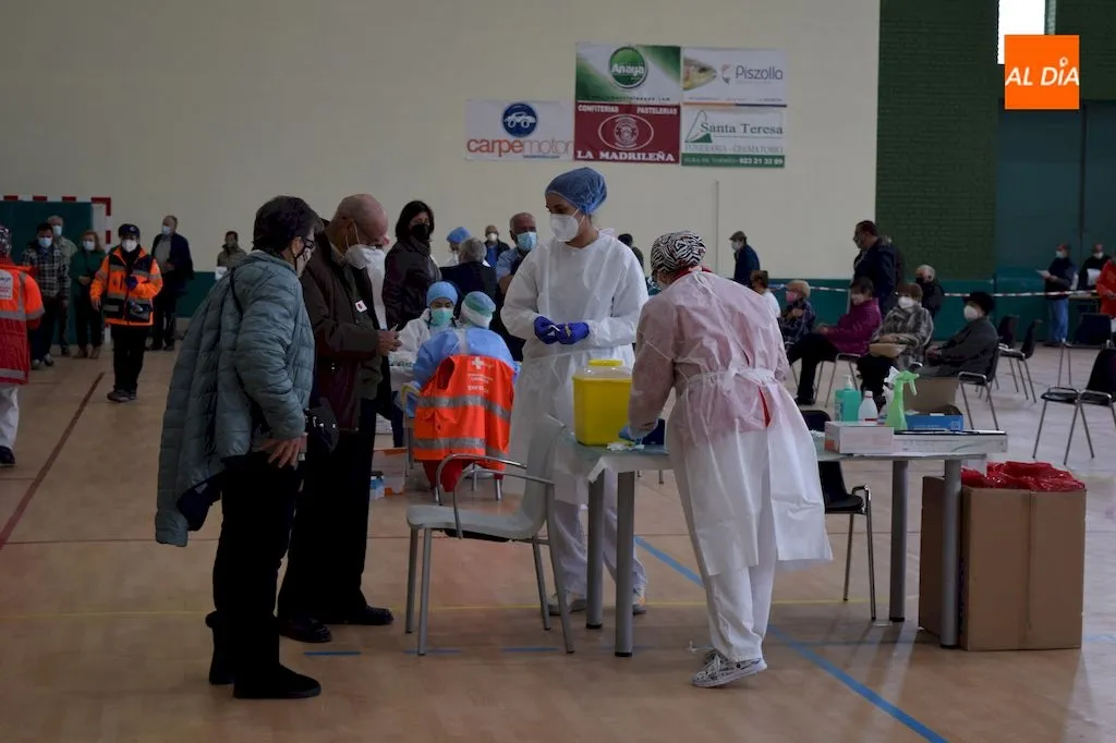 Foto 7 - Nueva jornada de vacunaci&oacute;n en Alba de Tormes con&nbsp;1.218 vacunados entre las&nbsp;personas nacidas...