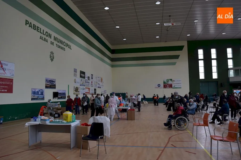 Foto 6 - Nueva jornada de vacunaci&oacute;n en Alba de Tormes con&nbsp;1.218 vacunados entre las&nbsp;personas nacidas...