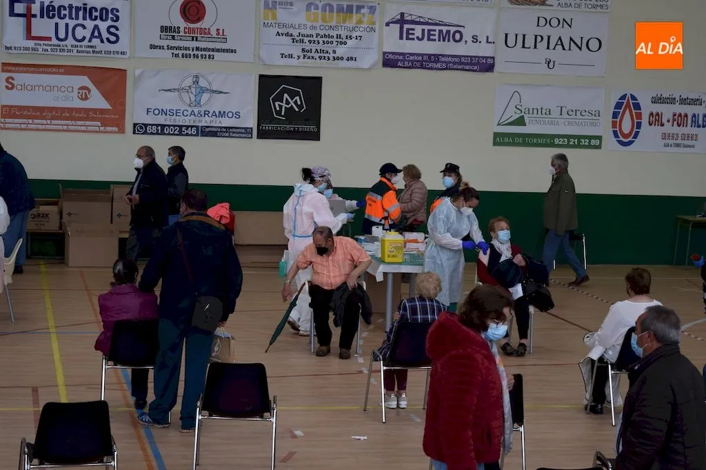 Foto 3 - Nueva jornada de vacunaci&oacute;n en Alba de Tormes con&nbsp;1.218 vacunados entre las&nbsp;personas nacidas...