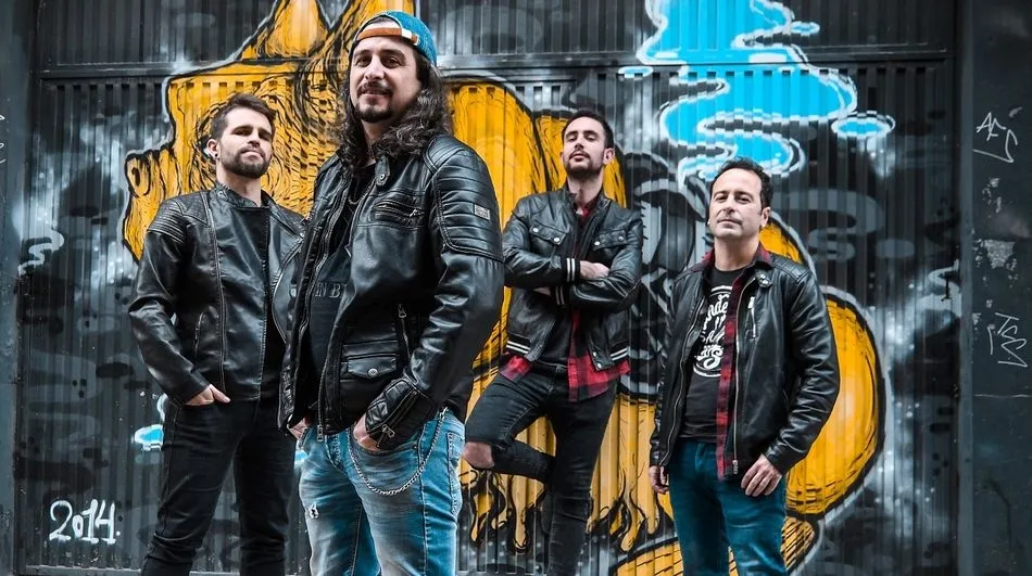 El proyecto nace de las manos de Santi de Paz en el bajo y en la voz, y de Edu de Paz en la guitarra, que se unen con David Vallejera, batería, y el teclista Diego Ramos