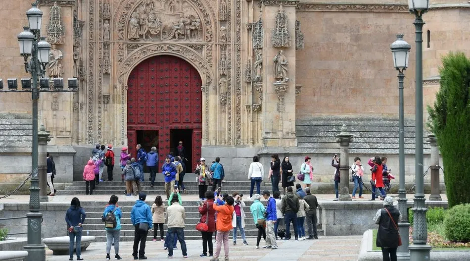 Turistas junto a la Catedral. Foto de Óscar García Rodríguez - Diócesis de Salamanca