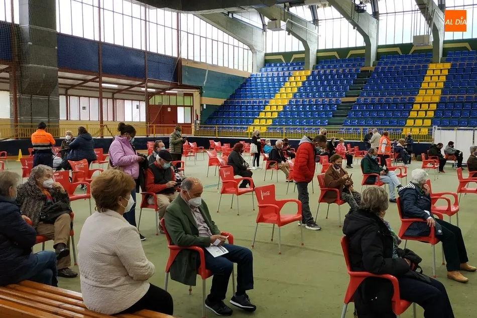 Foto 6 - Un millar de personas entre 73 y 77 a&ntilde;os reciben hoy su vacuna de Pfizer en B&eacute;jar
