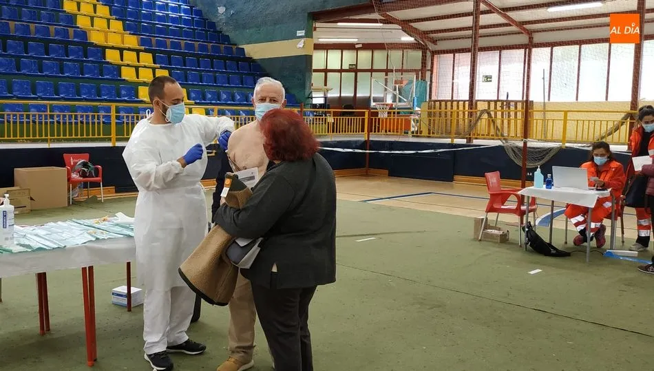 Foto 4 - Un millar de personas entre 73 y 77 a&ntilde;os reciben hoy su vacuna de Pfizer en B&eacute;jar