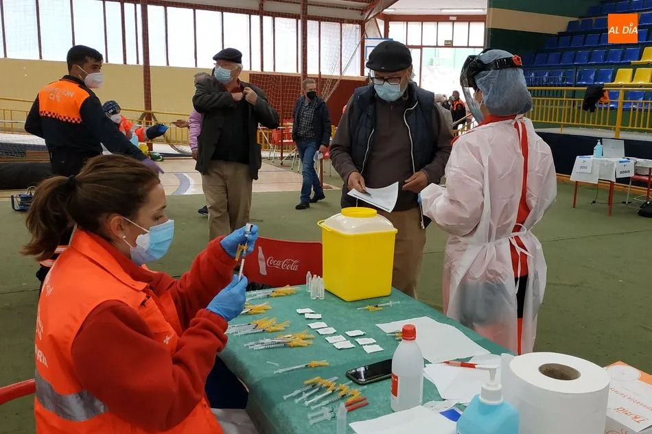 Foto 3 - Un millar de personas entre 73 y 77 a&ntilde;os reciben hoy su vacuna de Pfizer en B&eacute;jar