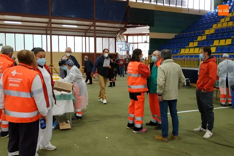 Foto 2 - Un millar de personas entre 73 y 77 a&ntilde;os reciben hoy su vacuna de Pfizer en B&eacute;jar