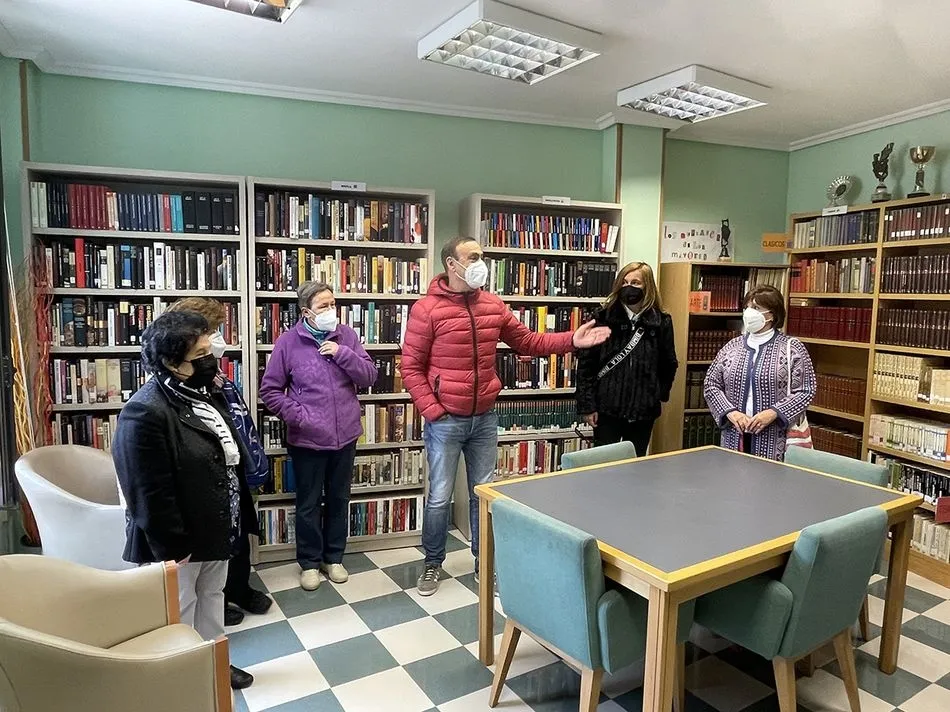 Foto 3 - Carbajosa inaugura la nueva biblioteca del Hogar de los Mayores con una colecci&oacute;n de 4.000...