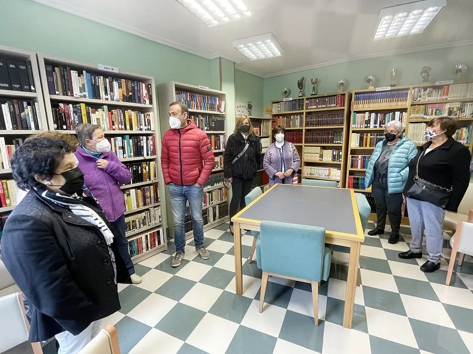 Foto 4 - Carbajosa inaugura la nueva biblioteca del Hogar de los Mayores con una colecci&oacute;n de 4.000...