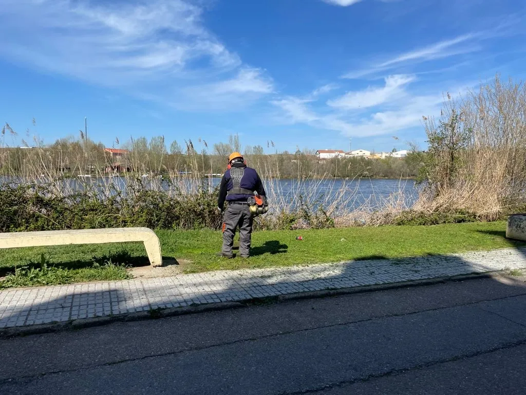 Foto 3 - La llegada de la primavera intensifica los trabajos de jardiner&iacute;a y desbroce