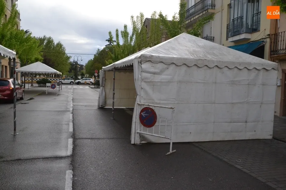 Foto 4 - La calle Lorenza Iglesias empieza a prepararse para la Feria del Libro  