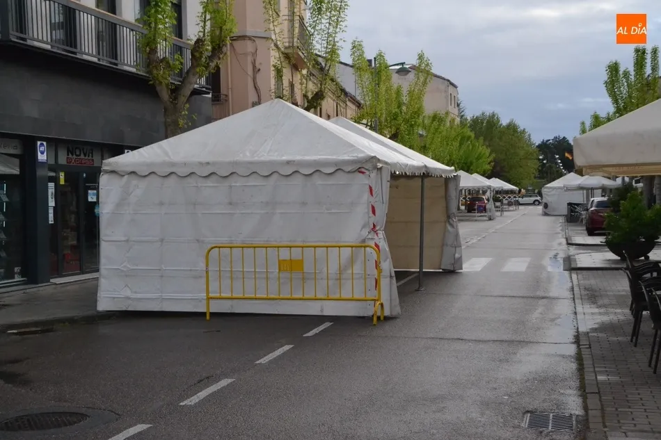 La calle Lorenza Iglesias empieza a prepararse para la Feria del Libro  