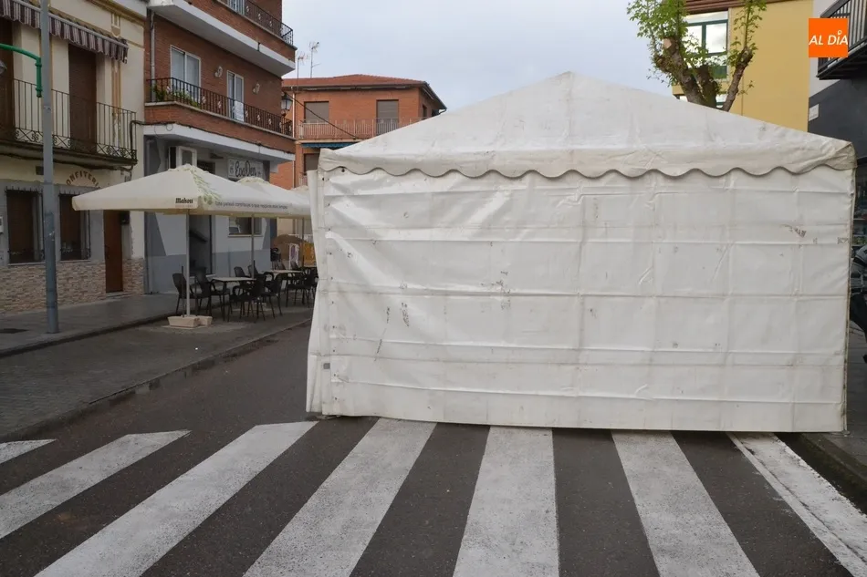 Foto 3 - La calle Lorenza Iglesias empieza a prepararse para la Feria del Libro  