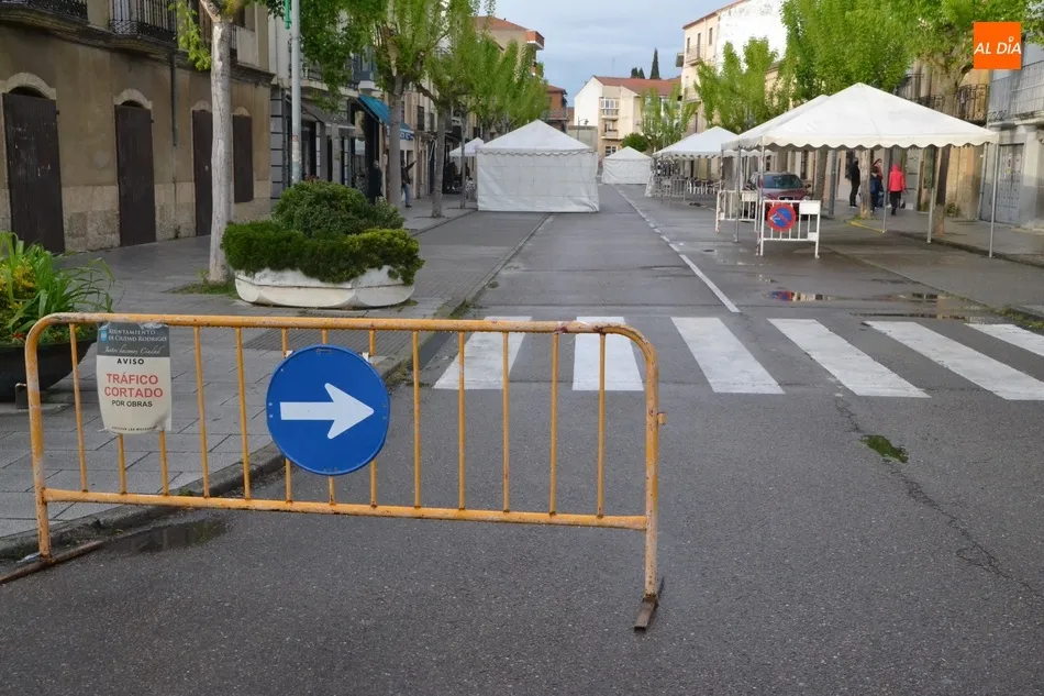 Foto 5 - La calle Lorenza Iglesias empieza a prepararse para la Feria del Libro  