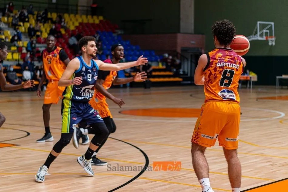 El base Arturo Cruz da un pase a un compañero