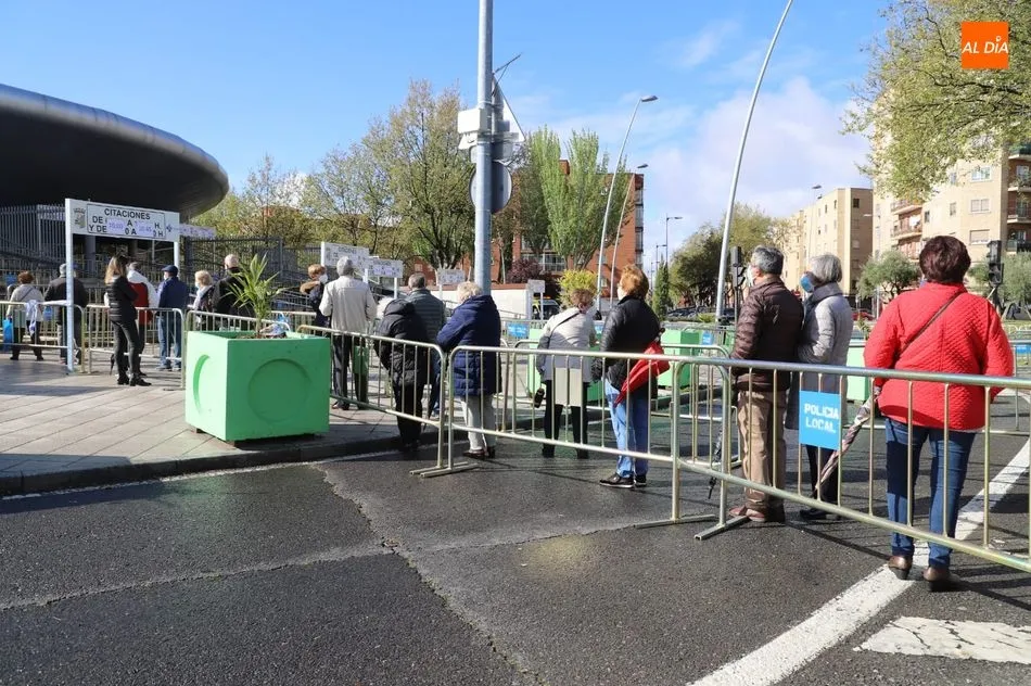 Foto 10 - Respuesta multitudinaria de las personas de 73 a 71 a&ntilde;os ante la vacunaci&oacute;n masiva en el Multiusos
