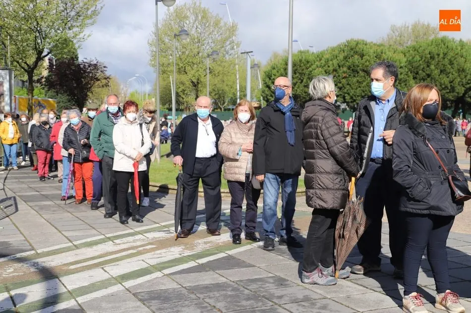 Foto 9 - Respuesta multitudinaria de las personas de 73 a 71 a&ntilde;os ante la vacunaci&oacute;n masiva en el Multiusos