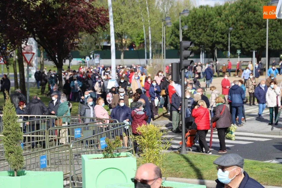 Foto 6 - Respuesta multitudinaria de las personas de 73 a 71 a&ntilde;os ante la vacunaci&oacute;n masiva en el Multiusos
