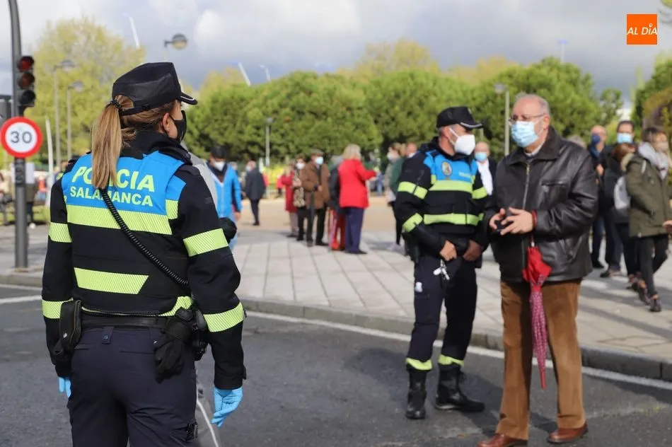 Foto 5 - Respuesta multitudinaria de las personas de 73 a 71 a&ntilde;os ante la vacunaci&oacute;n masiva en el Multiusos