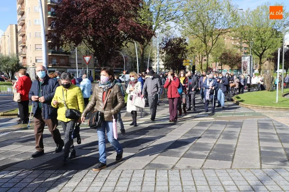 Foto 4 - Respuesta multitudinaria de las personas de 73 a 71 a&ntilde;os ante la vacunaci&oacute;n masiva en el Multiusos