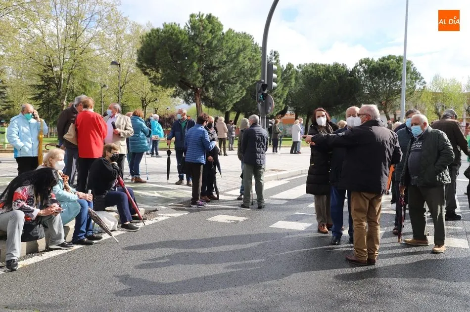 Foto 3 - Respuesta multitudinaria de las personas de 73 a 71 a&ntilde;os ante la vacunaci&oacute;n masiva en el Multiusos