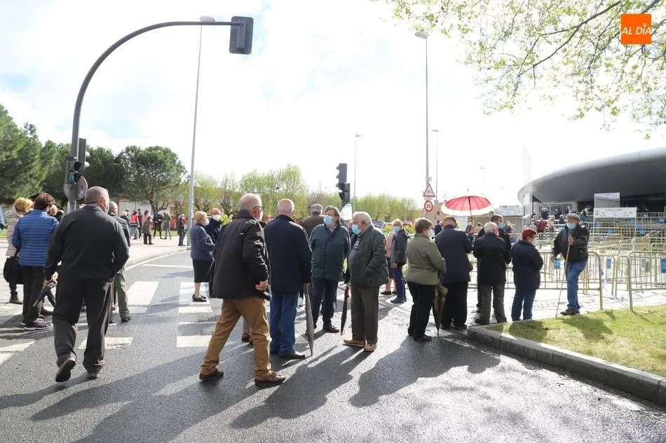 Foto 2 - Respuesta multitudinaria de las personas de 73 a 71 a&ntilde;os ante la vacunaci&oacute;n masiva en el Multiusos