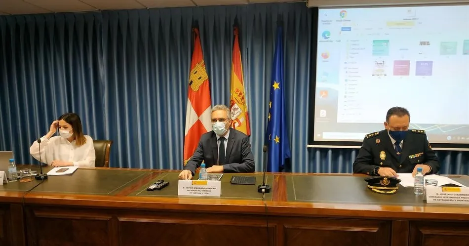 El delegado del Gobierno, Javier Izquierdo, en el centro, durante la comparecencia para dar los detalles de la liberación de las cuatro mujeres explotadas sexualmente. Foto EP