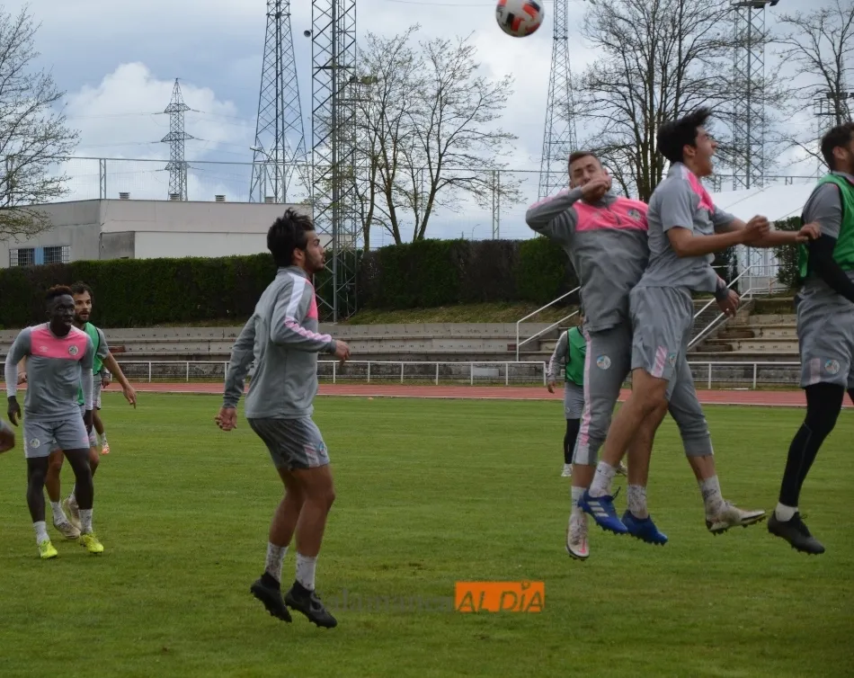 Foto 11 - Los problemas con los centrales obligan a Lolo a probar con el 5-3-2 en el entrenamiento del...
