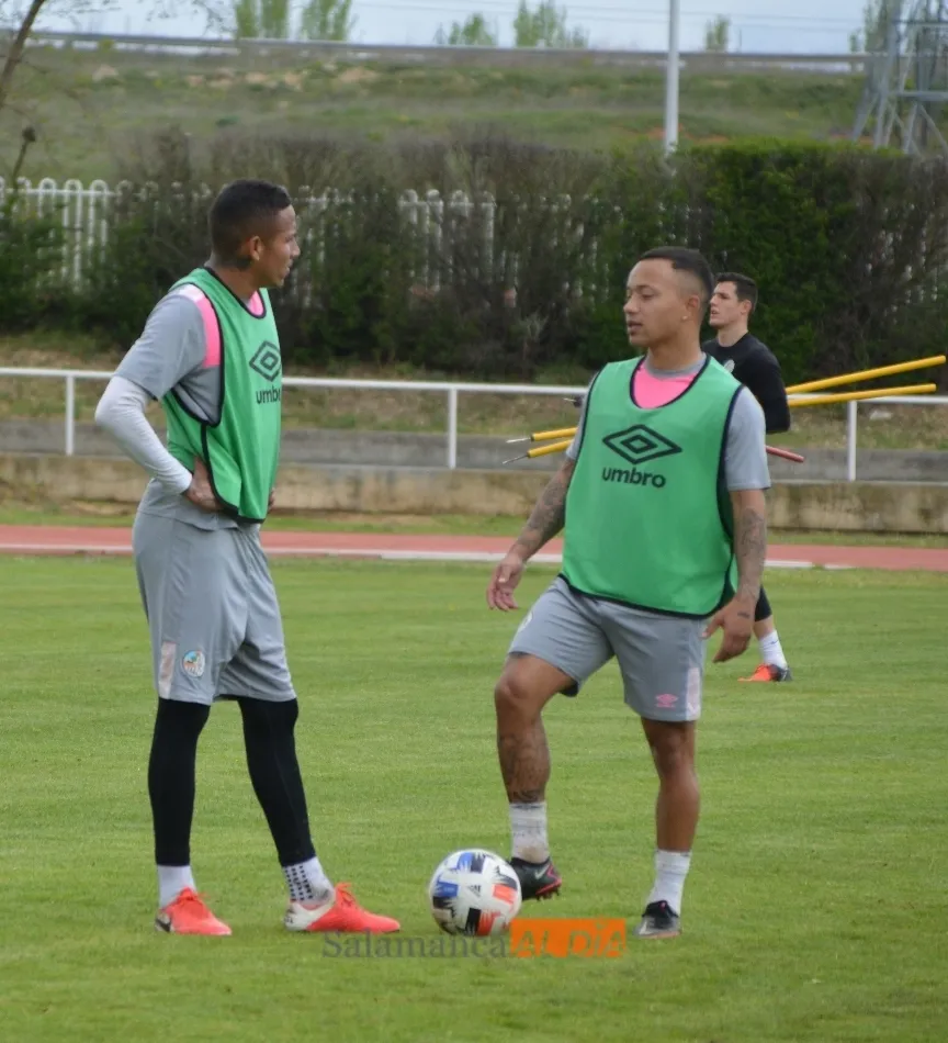 Foto 10 - Los problemas con los centrales obligan a Lolo a probar con el 5-3-2 en el entrenamiento del...