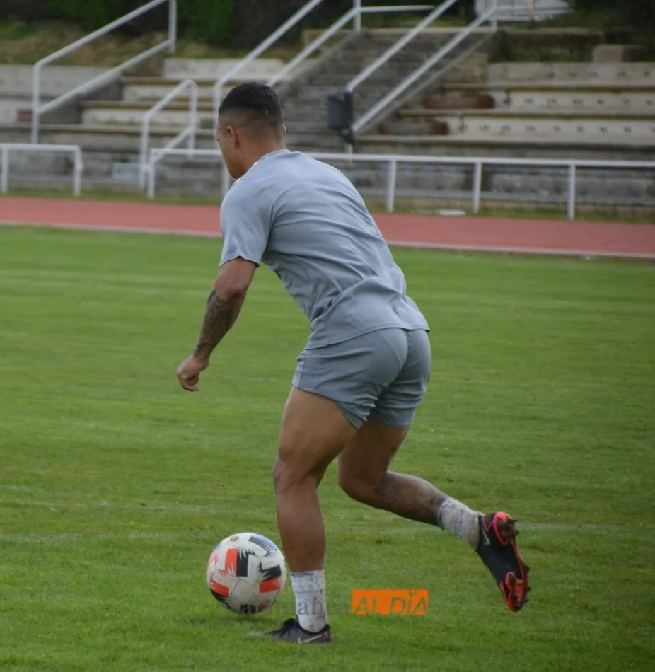 Foto 9 - Los problemas con los centrales obligan a Lolo a probar con el 5-3-2 en el entrenamiento del...
