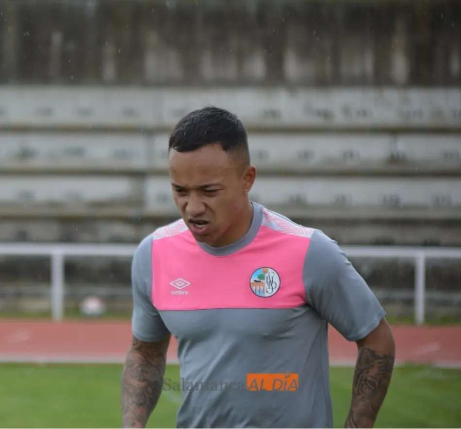 Foto 8 - Los problemas con los centrales obligan a Lolo a probar con el 5-3-2 en el entrenamiento del...