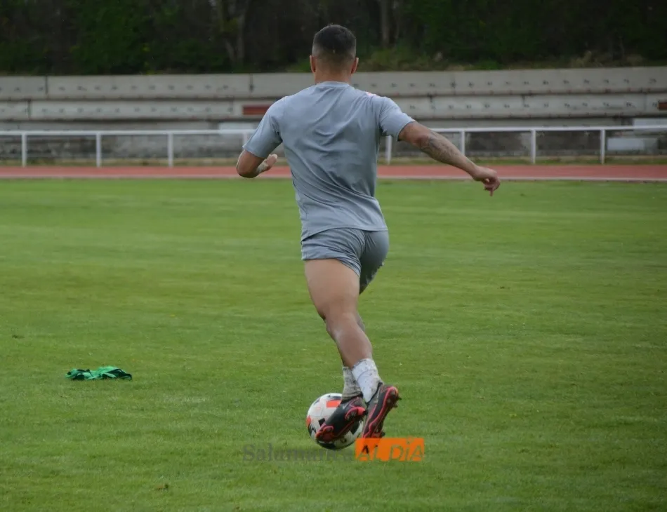 Foto 7 - Los problemas con los centrales obligan a Lolo a probar con el 5-3-2 en el entrenamiento del...