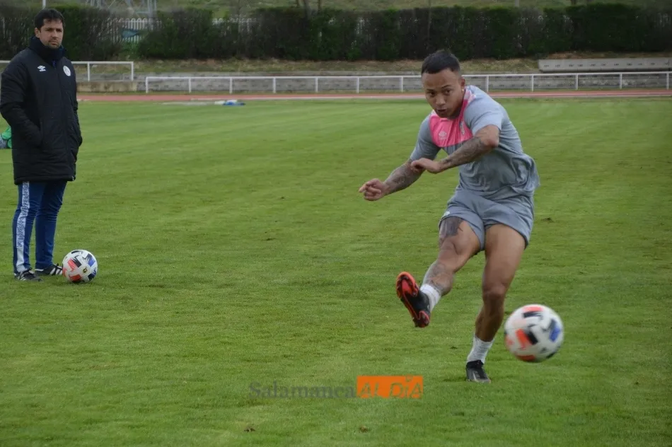 Foto 6 - Los problemas con los centrales obligan a Lolo a probar con el 5-3-2 en el entrenamiento del...