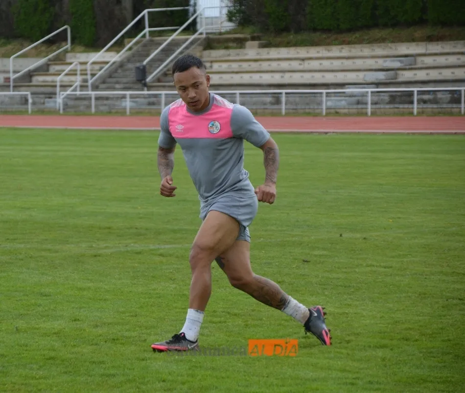 Foto 5 - Los problemas con los centrales obligan a Lolo a probar con el 5-3-2 en el entrenamiento del...
