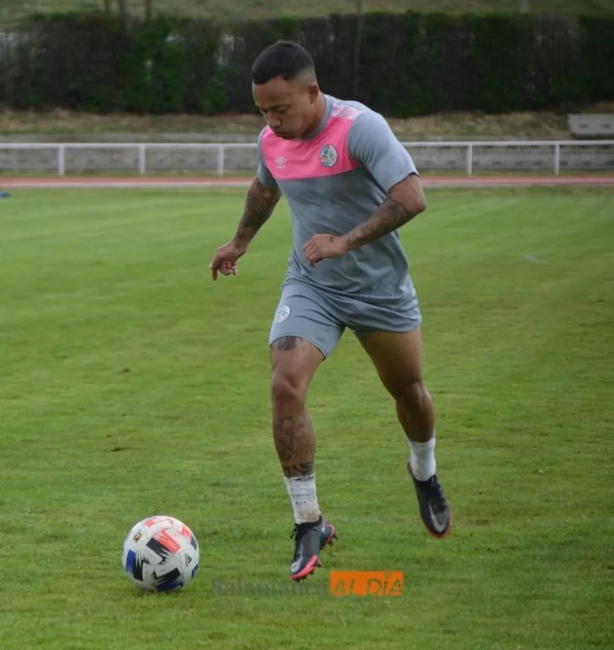 Foto 4 - Los problemas con los centrales obligan a Lolo a probar con el 5-3-2 en el entrenamiento del...