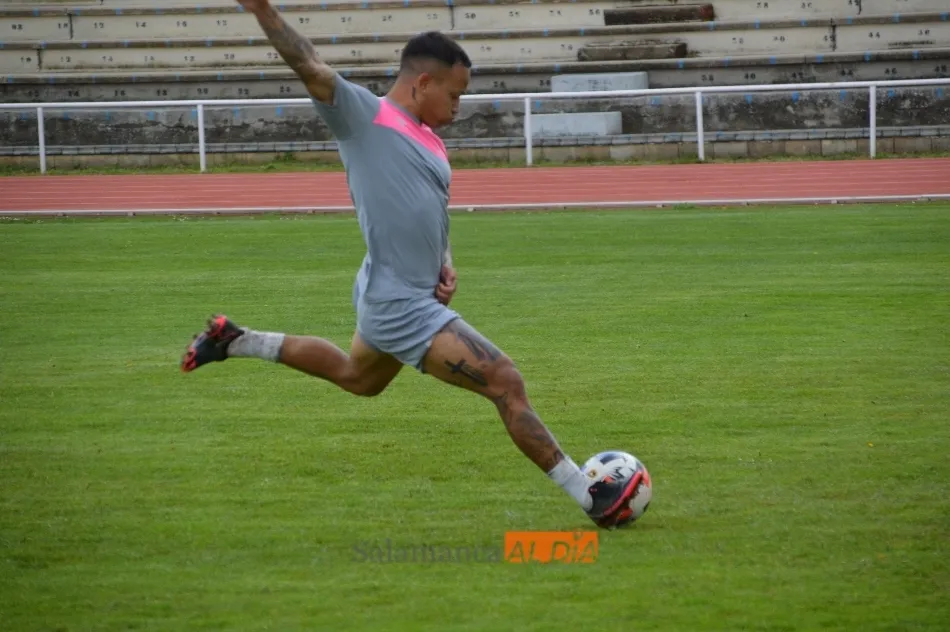 Foto 3 - Los problemas con los centrales obligan a Lolo a probar con el 5-3-2 en el entrenamiento del...