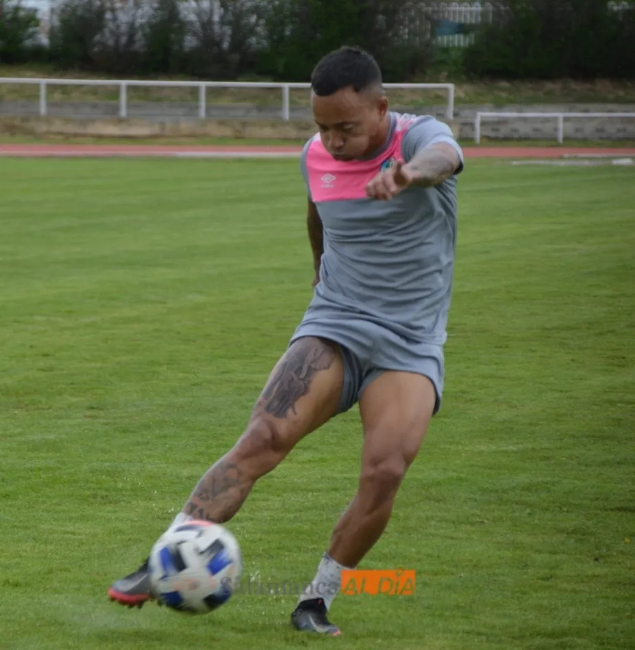 Foto 2 - Los problemas con los centrales obligan a Lolo a probar con el 5-3-2 en el entrenamiento del...