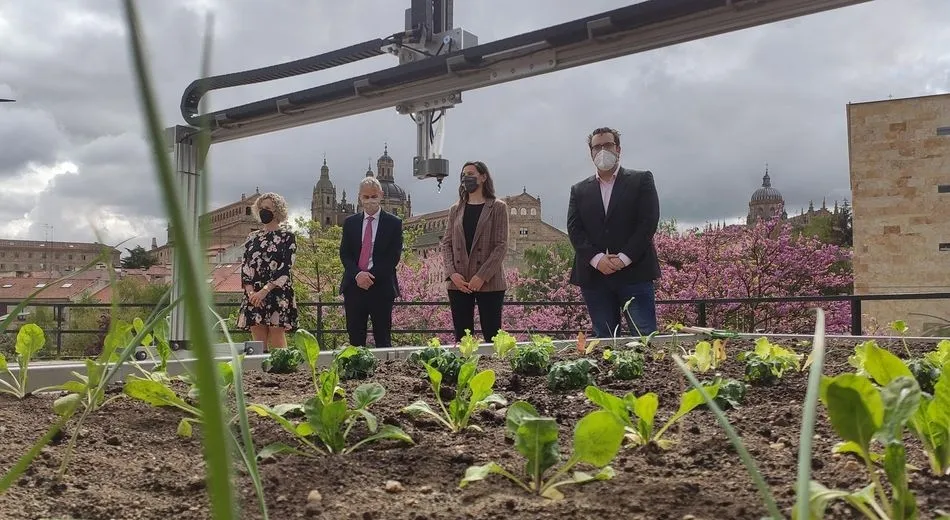 El rector de la USAL, Ricardo Rivero, con los responsables del proyecto, en el Complejo Peñuelas de San Blas. Foto EP